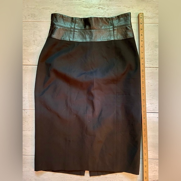 Oscar de la Renta 100% Wool Black Pencil Skirt with 4.5 Inch Leather Waist - Picture 9 of 10